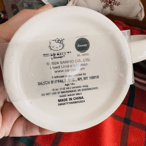 Hello Kitty Christmas Mug - Picture 4 of 7